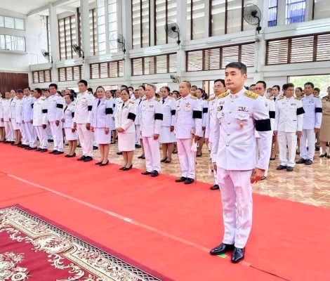ถวายน้ำสรงพระบรมศพแสดงความไว้อาลัยเบื้องหน้าพระฉายาลักษณ์ สมเด็จพระนางเจ้าสิริกิติ์ พระบรมราชินีนาถ พระบรมราชชนนีพันปีหลวง