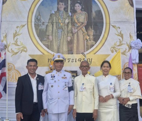 เฝ้าฯ รับเสด็จ พระบาทสมเด็จพระเจ้าอยู่หัว และสมเด็จพระนางเจ้าฯ พระบรมราชินี เสด็จพระราชดำเนินไปทรงประกอบพิธีตัดหวายลูกนิมิตพระอุโบสถ ณ วัดประชานิยม อำเภอเมืองกาฬสินธุ์ จังหวัดกาฬสินธุ์