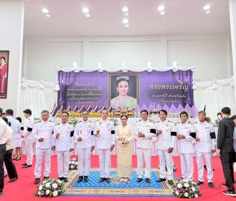 พิธีวายเครื่องราชสักการะ วางพานพุ่มเงินพุ่มทอง และพิธีจุดเทียนถวายพระพรชัยมงคล